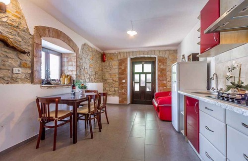 Peresiji House | Holiday home with pool in quiet location