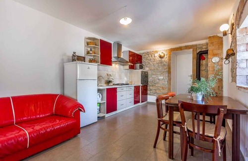 Peresiji House | Holiday home with pool in quiet location