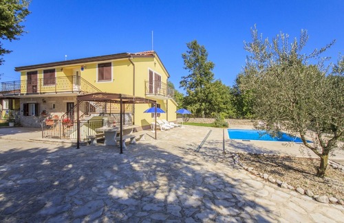 Bazgalji House | HOUSE DAVIDO WITH POOL A GREAT SWIMMING POOL PRIVATE PLAYGROUND HOUSEHOLD WELCOME