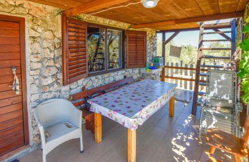 Nevidane House | House Volak