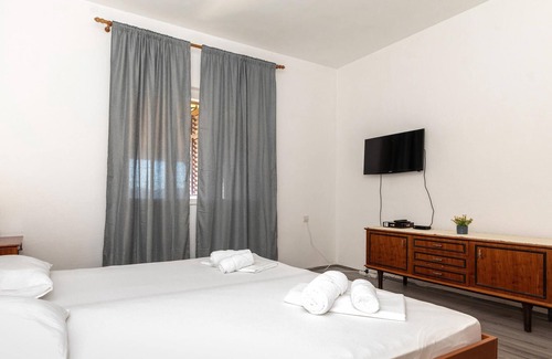 Ploce Apartment | Inviting cottage near the coast and the Neretva Delta.