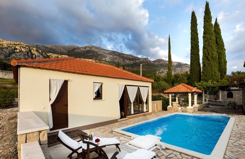Mihanici House | Lazuština Paradise - Holiday Home with Swimming Pool