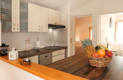 Crni Apartment | Lovely apartment for 4 guests with WIFI, A/C, TV, balcony and pets allowed