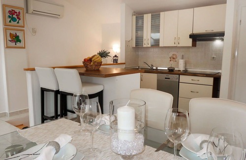 Crni Apartment | Lovely apartment for 4 guests with WIFI, A/C, TV, balcony and pets allowed