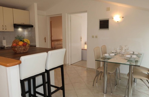 Crni Apartment | Lovely apartment for 4 guests with WIFI, A/C, TV, balcony and pets allowed