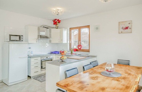 Tar-Vabriga Apartment | Lovely apartment for 6 people with WIFI, A/C, pool, TV, terrace and pets allowed