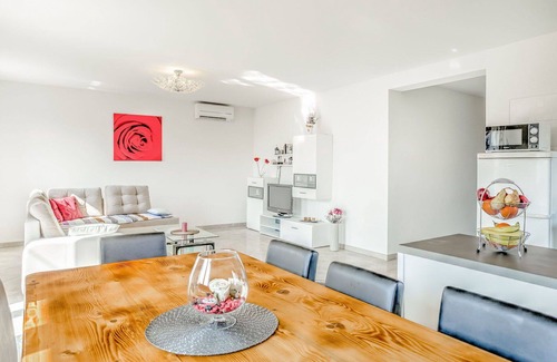 Tar-Vabriga Apartment | Lovely apartment for 6 people with WIFI, A/C, pool, TV, terrace and pets allowed