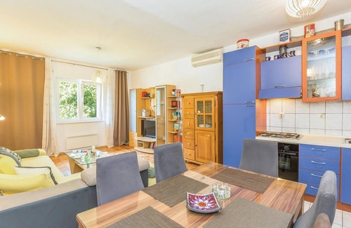 Makarska Apartment | Lovely apartment in Makarska with WiFi