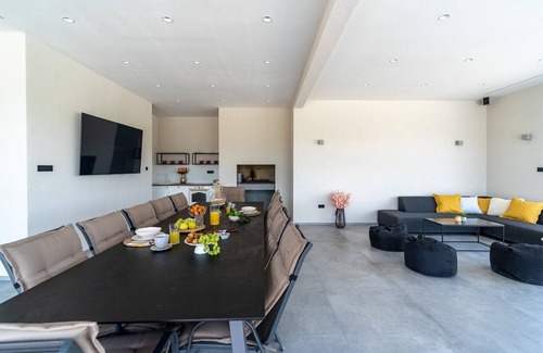 Zmijavci Villa | Luxury Villa Madre with heated Mineral pool, Whirlpool, Outdoor Gym