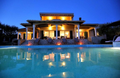 Kozino Villa | Magnificent 5 Villa Clara