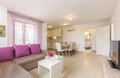 Vantacici Apartment | Modern apartment Mike 3 with garden view