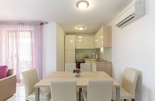 Vantacici Apartment | Modern apartment Mike 3 with garden view