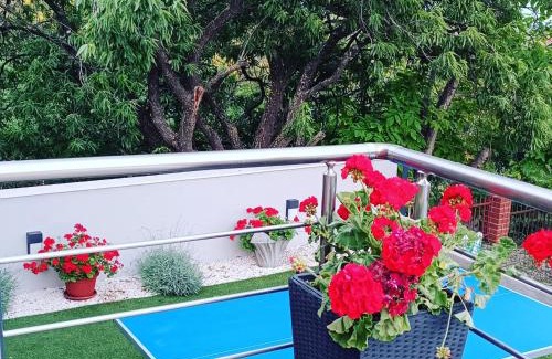 Kastel Stari Apartment | Modern apartment with heated pool&sea view