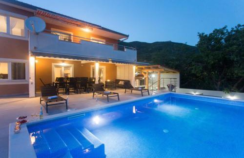 Kastel Stari Apartment | Modern apartment with heated pool&sea view