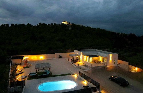 Bilice Villa | nFamilly house with heated pool WHITOUT CHEMICAL,jacuzzi&cinema projector