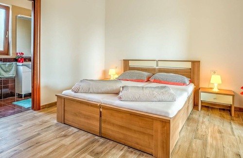 Tar-Vabriga Apartment | Nice apartment for 2 guests with pool, WIFI, A/C, TV, pets allowed and parking