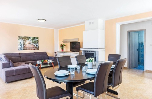 Barbariga House | Nice home in Betiga with kitchen