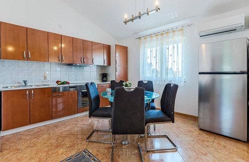 Barbariga House | Nice home in Betiga with kitchen