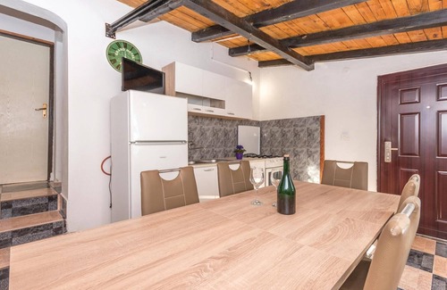 Tkon House | Nice home in Tkon with house sea view