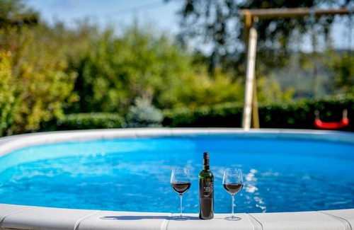 Ivanec House | Odisea Hill House - Modern Holiday Home with swimming pool, sauna, jacuzzi, WiFi and 2 bedrooms, near Varazdin