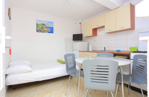 Dugi Rat Apartment | One bedroom apartment with terrace and sea view Duće, Omiš (A-18302-a)