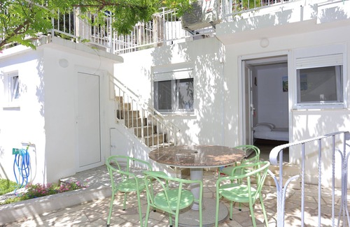 Dugi Rat Apartment | One bedroom apartment with terrace and sea view Duće, Omiš (A-18302-a)
