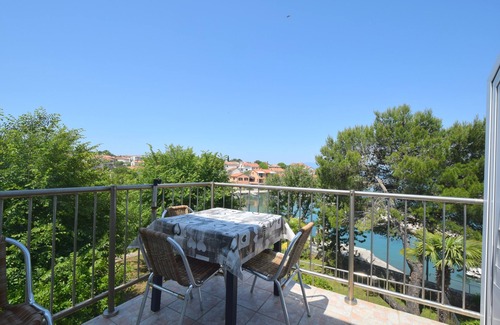 Vantacici Apartment | One bedroom apartment near beach Vantačići, Krk (A-19406-a)