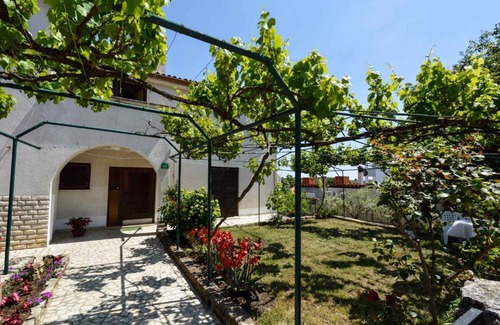 Stinjan Apartment | One-Bedroom Apartment in Stinjan I