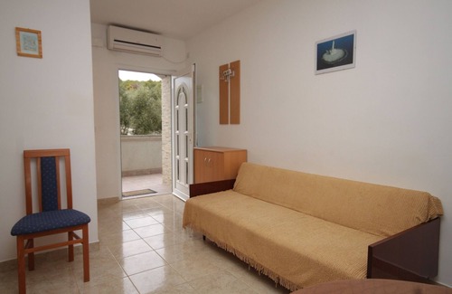 Municipality of Kali Apartment | One bedroom apartment near beach Cove Mala Lamjana, Ugljan (A-8461-b)