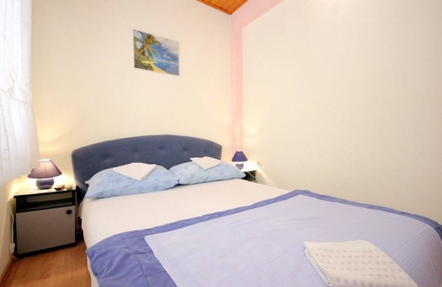 Cove Rogacic Apartment | One bedroom apartment with balcony and sea view Vis (A-8869-b)