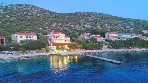 Skrivena Luka Apartment | Seafront Apartments Anthony