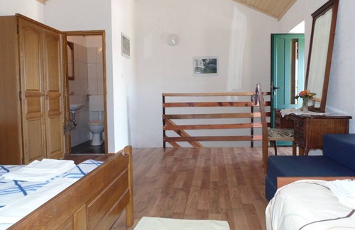 Starigrad House | Snug Holiday Home in Starigrad with Private Garden