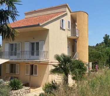 Janjina Apartment | Someplace Apartments