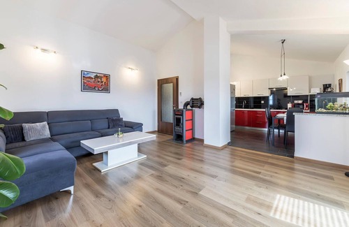 Galizana Apartment | Spacious apartment on the second floor of a family house near Pula.
