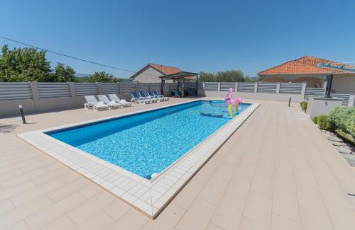 Trilj Villa | Spacious villa for 10 with a big private pool
