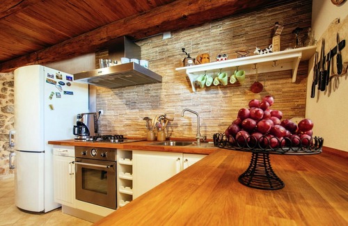 Zaton Obrovacki House | Stone house near river canyon