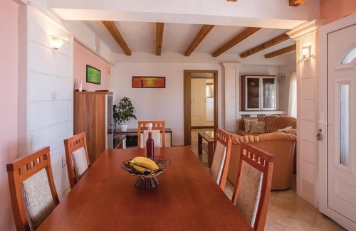 Komarna Apartment | Stunning apartment in Komarna with WiFi