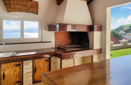 Komarna Apartment | Stunning apartment in Komarna with WiFi