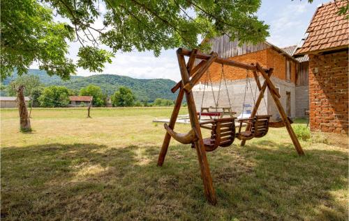 Licko Lesce Apartment | Stunning Apartment In Otocac With Wifi