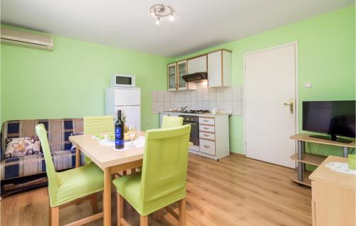 Licko Lesce Apartment | Stunning Apartment In Otocac With Wifi