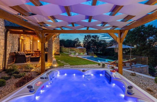 Tinjan House | Stunning home in Tinjan