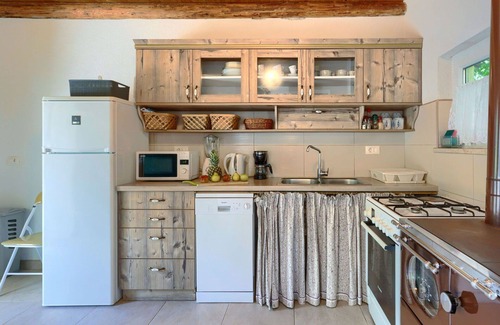 Bubani House | Stunning private villa for 4 people with WIFI, A/C, hot tub, TV and terrace