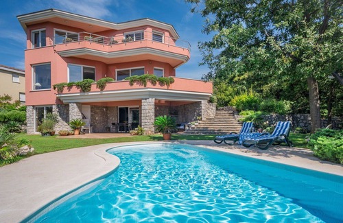 Zurkovo Villa | Stunning private villa for 8 people with WIFI, private pool, A/C, TV, terrace and pets allowed
