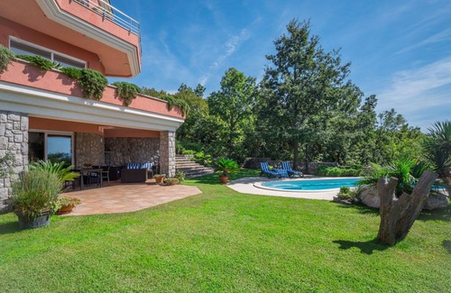 Zurkovo Villa | Stunning private villa for 8 people with WIFI, private pool, A/C, TV, terrace and pets allowed