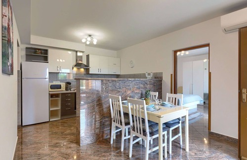 Martinski House | Stunning villa for 8 people with WIFI, private pool, A/C, TV and terrace