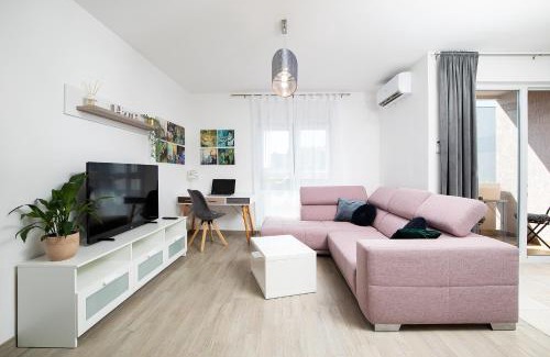 Pula Apartment | Stylish City Stay with Balcony & Free Parking
