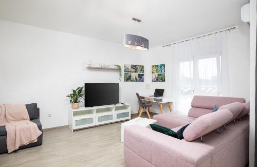 Pula Apartment | Stylish City Stay with Balcony & Free Parking