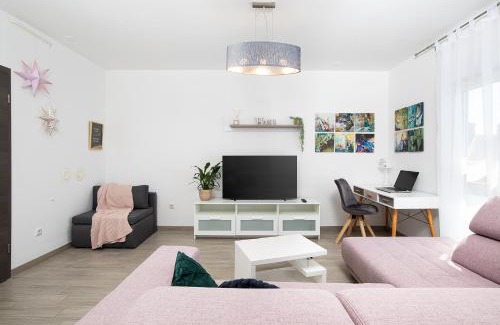Pula Apartment | Stylish City Stay with Balcony & Free Parking