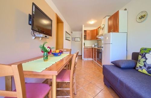 Porat Apartment | Terrace Flat in Porat, Malinska