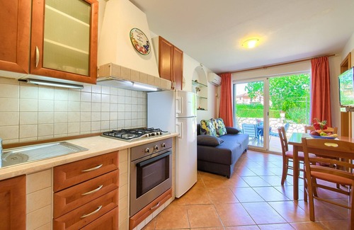 Porat Apartment | Terrace Flat in Porat, Malinska